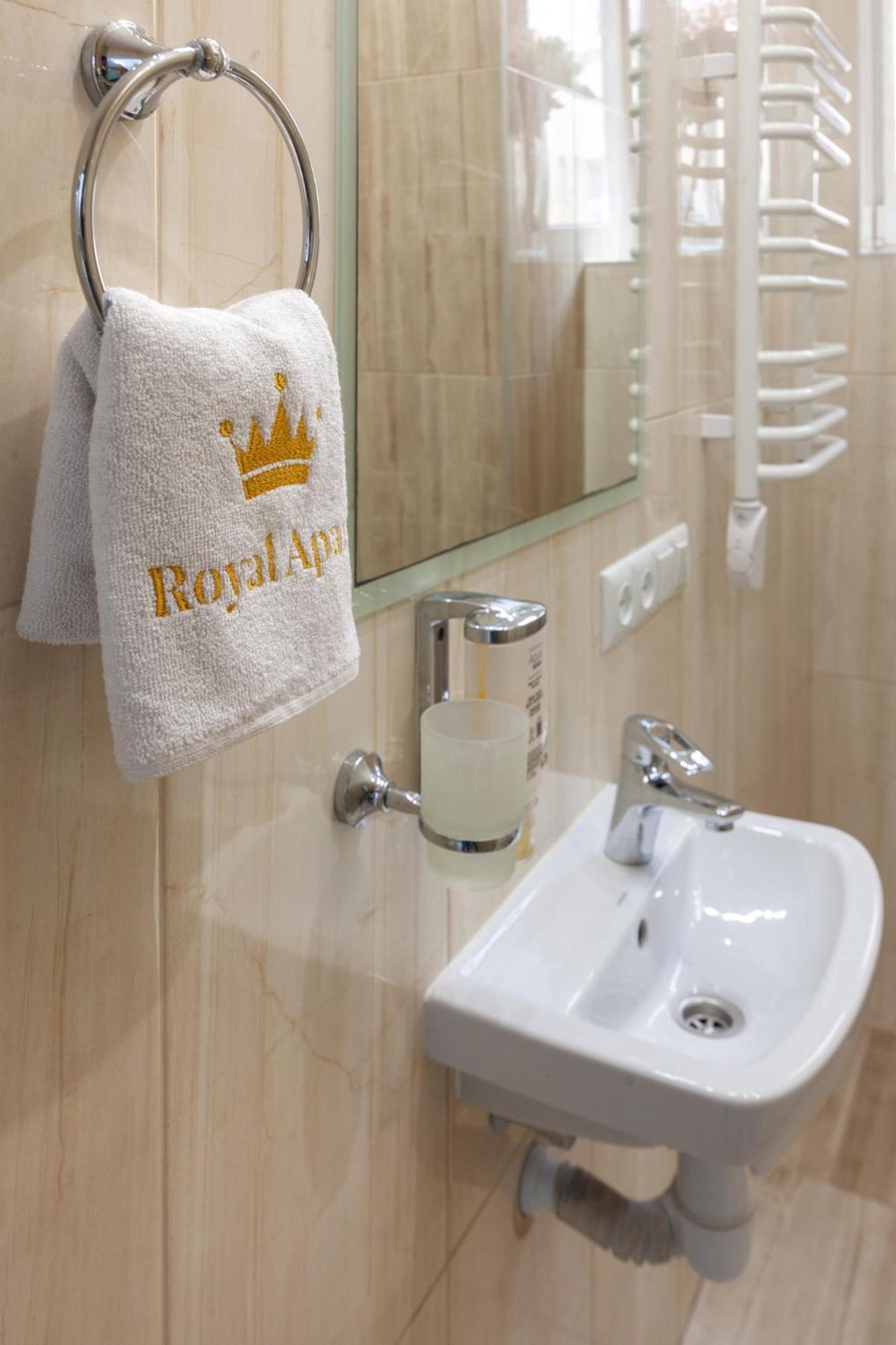 Royal Apartment On Franka 28 リヴィウ エクステリア 写真